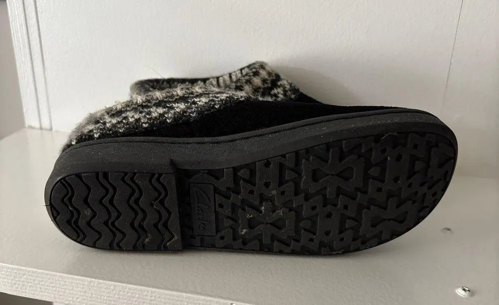 Clarks Clark’s Black and Gray Slip-On Slippers - Image 5