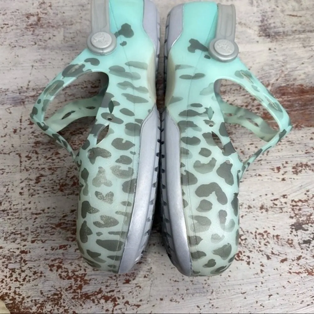 Crocs Women's Carlie Leopard Fade Clog Mule Shoes 6 - Image 5