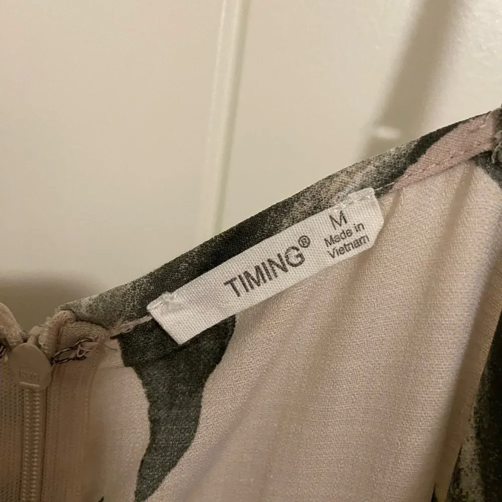 Timing  women’s floral jumpsuit —‎ medium - Image 5