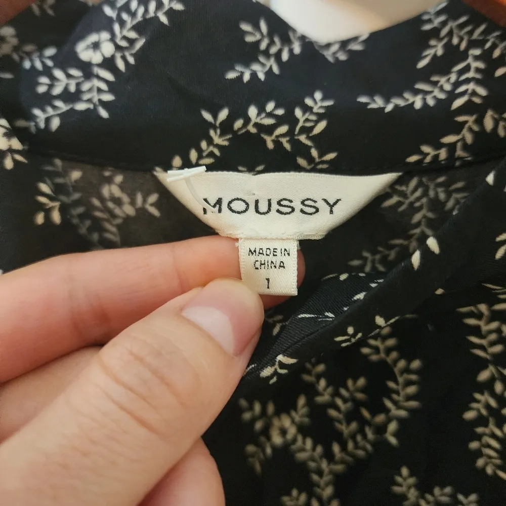 Moussy black floral blouse size 1 - Image 5