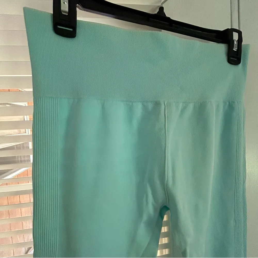 high waisted aqua color legging size Large - Image 2