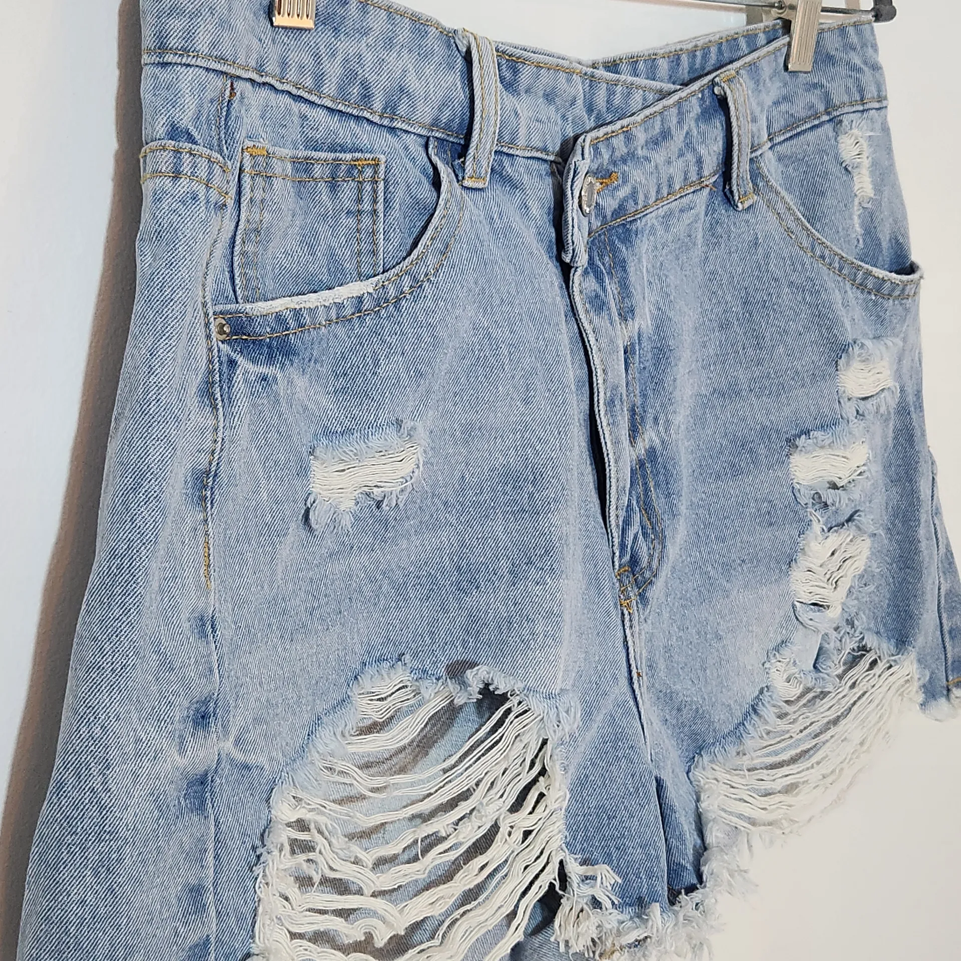 Shein Distressed Women's Jean Shorts NWT Size Large Light Wash Denim Shorts - Image 3