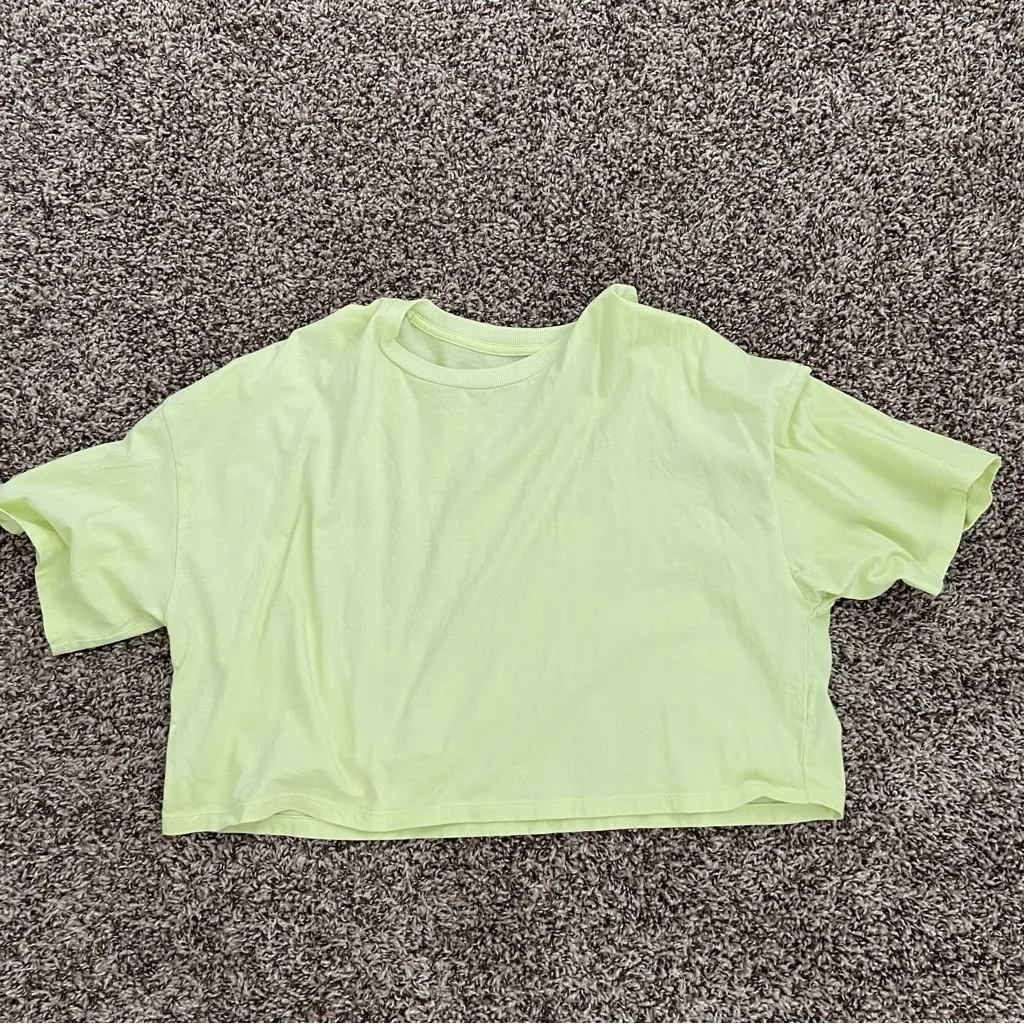 Colsie lime green cropped tee Size M - Image 2