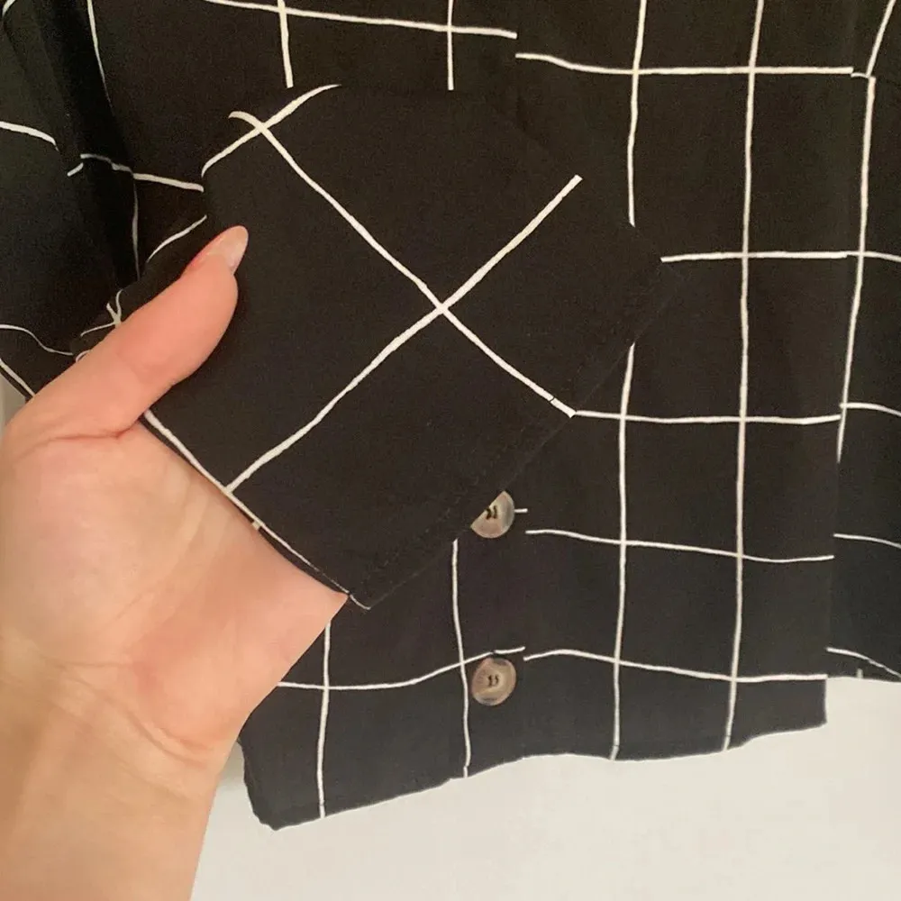 Urban Romantics Black & White Checkered Long Sleeve Button Up Blouse Size Medium - Image 3
