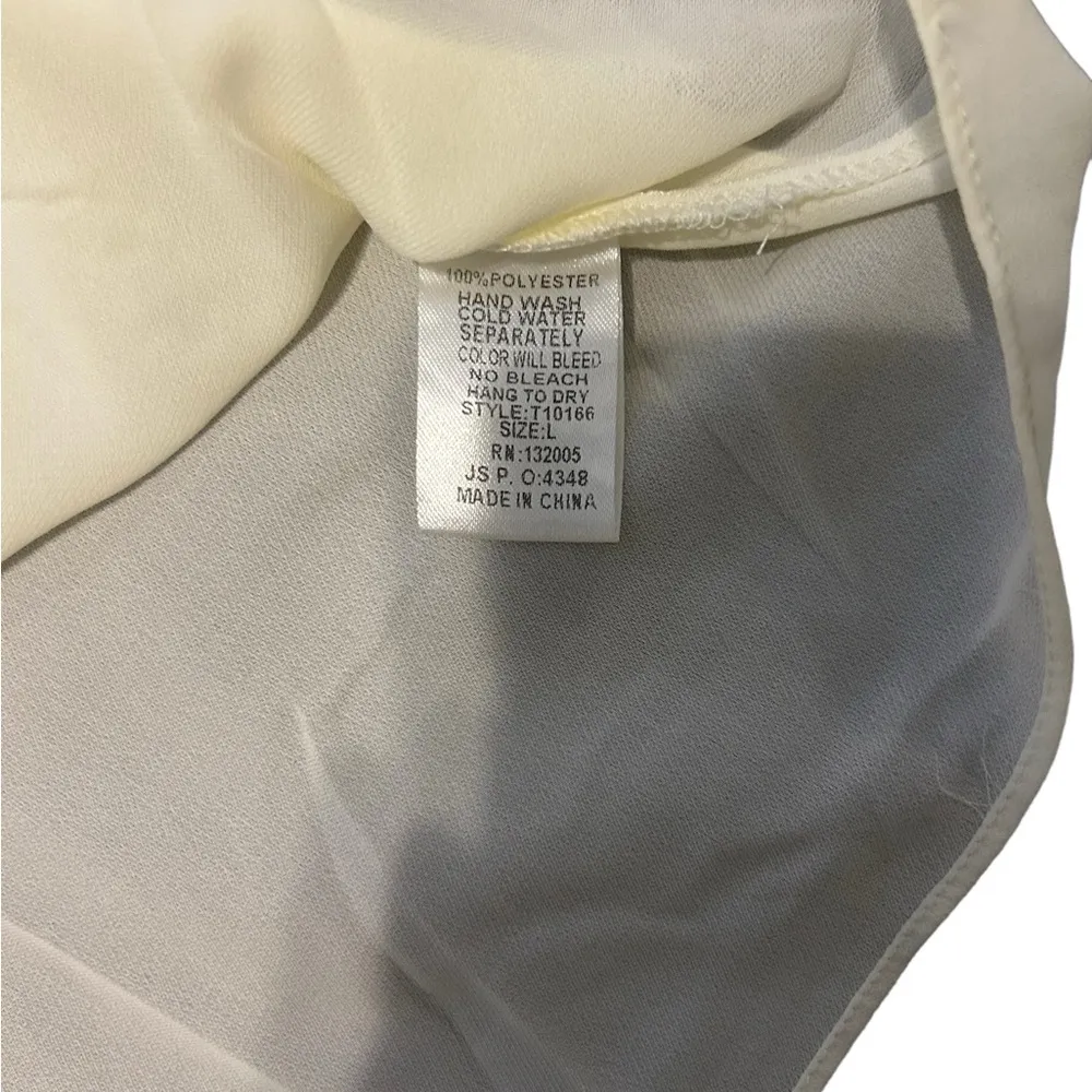 Entro White Keyhole Cutout
Tank Blouse size large - Image 6