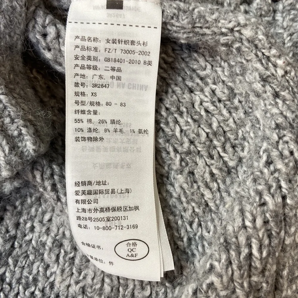 Hollister Women's Gray Crew Neck Crochet Knit Long Sleeve Sweater Size XS - Image 8