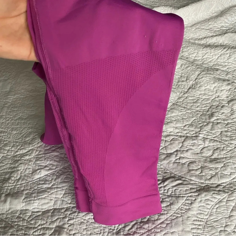 • Lululemon • Workout Leggings - Image 4