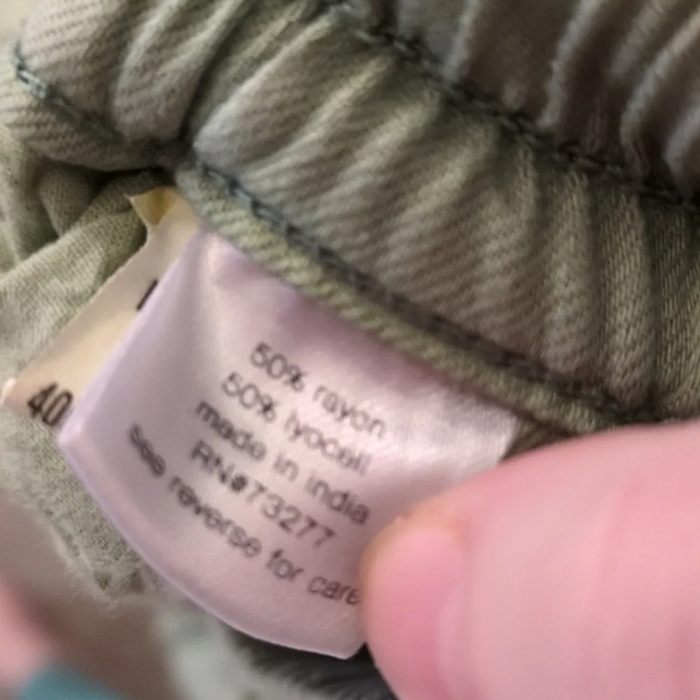 Elizabeth And James Green Cargo Joggers Size Small - Image 5