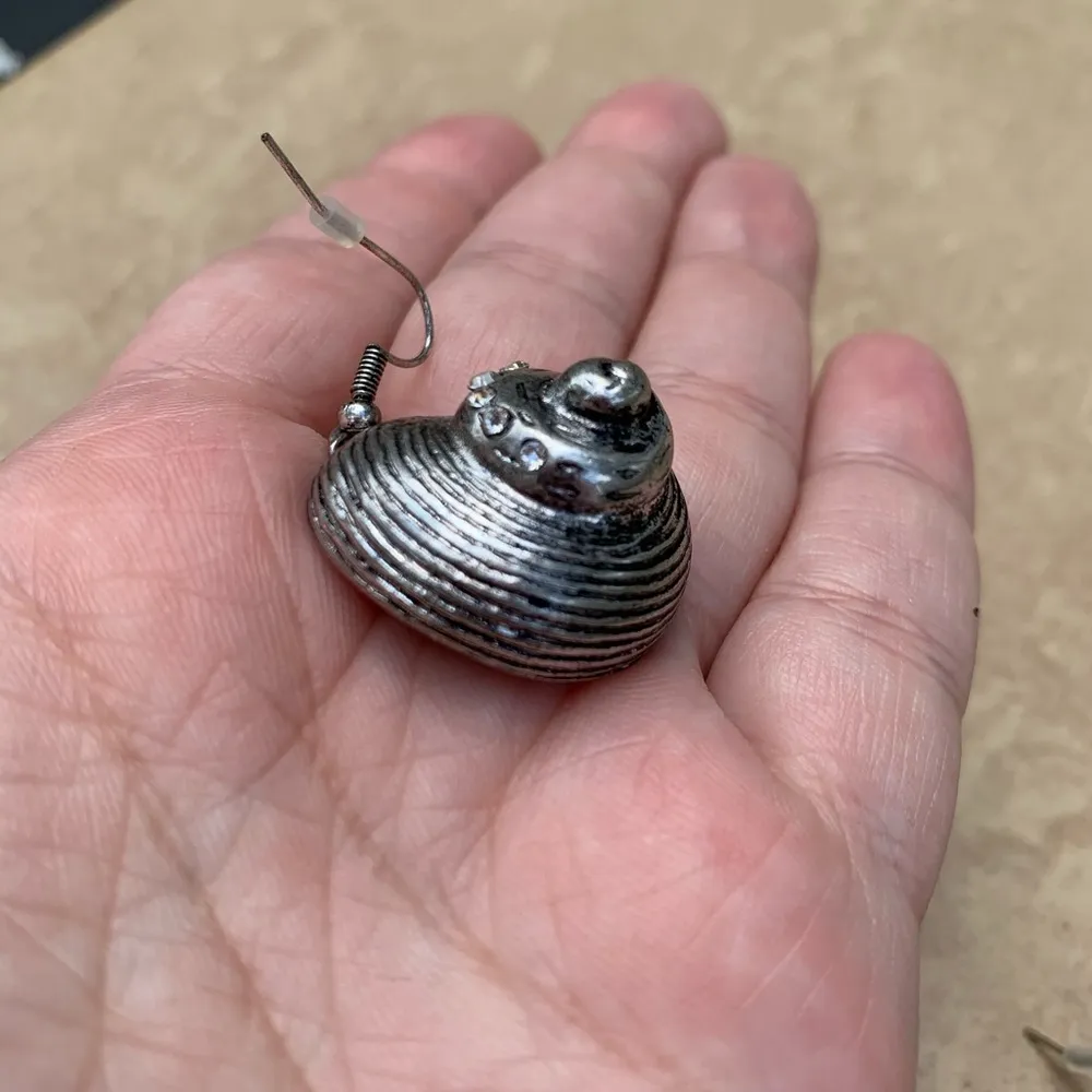 Silver Tone Oxidized Crystal Shell Drop Earrings - Image 2