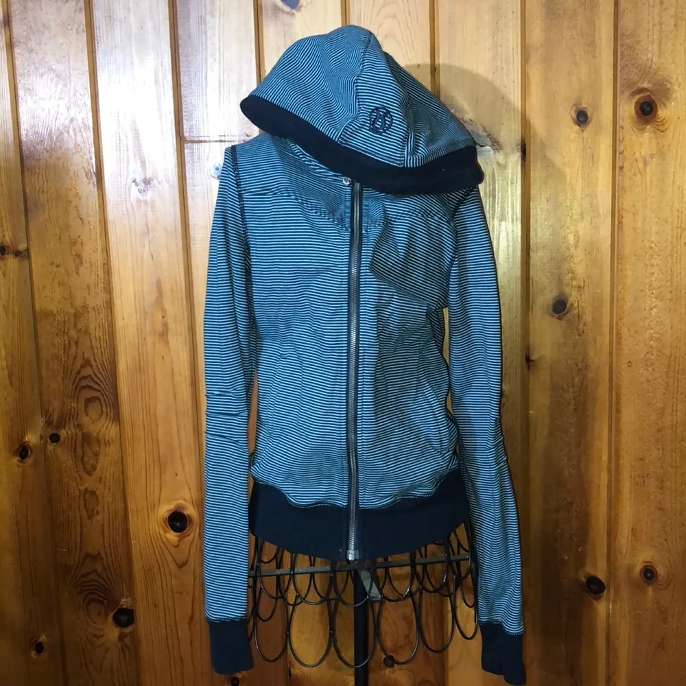 Lululemon Bliss Break Hoodie
Wagon Stripe Inkwell Blue Moon / Inkwell si… - Image 4