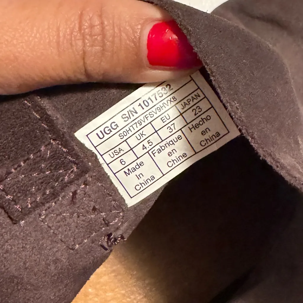 UGG CLASSIC UNLINED MINI
STOUT BOOTS like new - Image 10