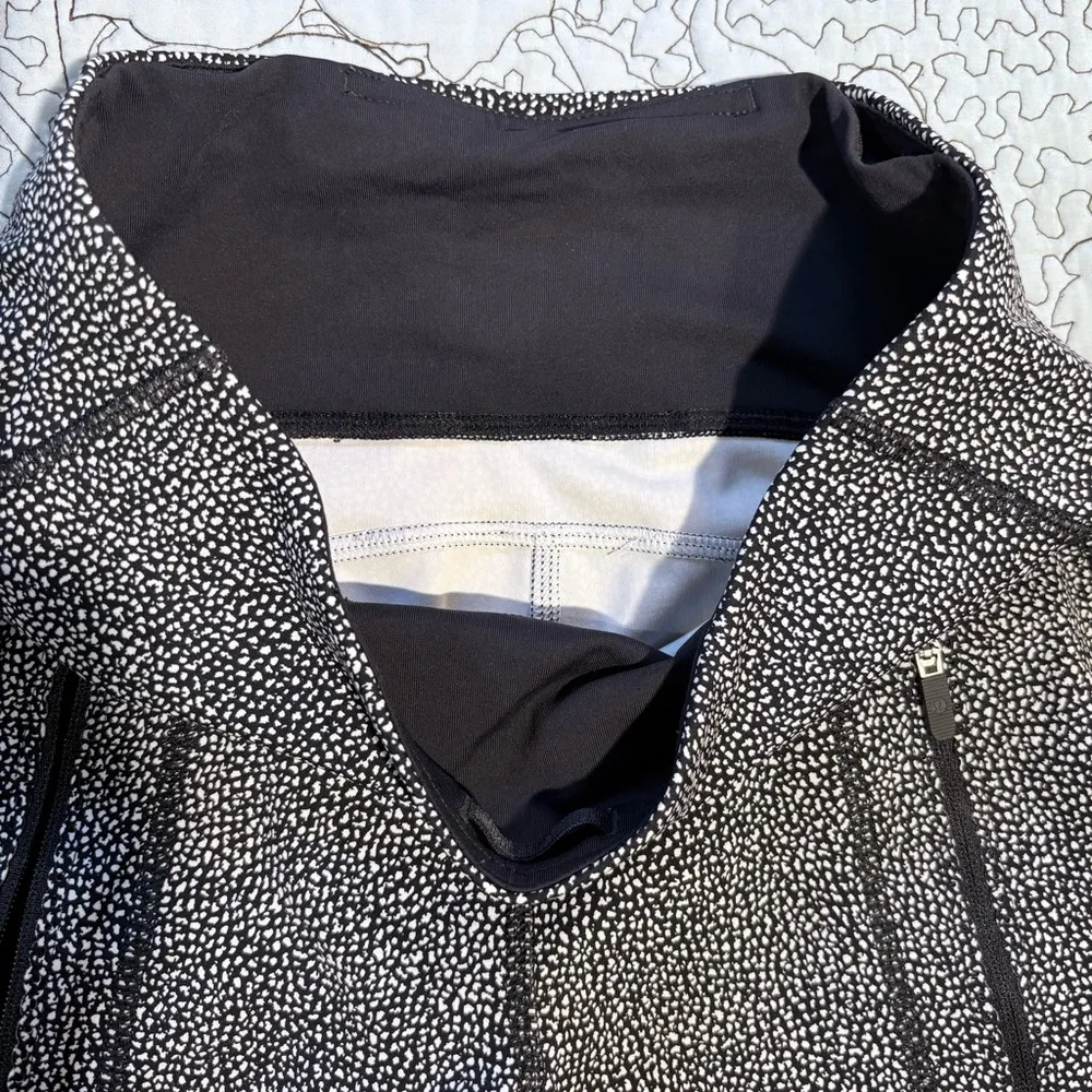 LULULEMON  Invigorate 7/8 Tight
Chakra Print Alpine White Black / Black Sz 4🧡 - Image 8