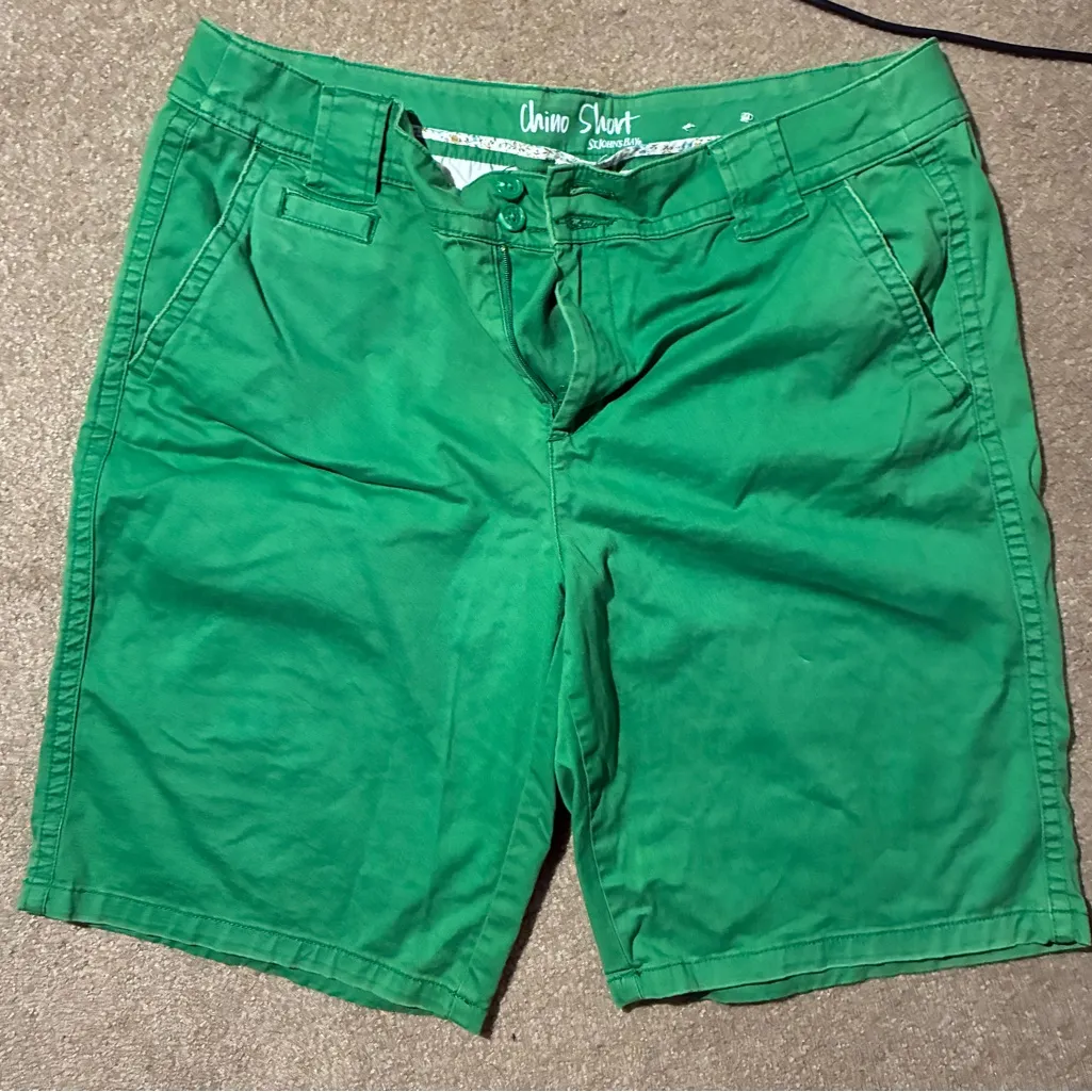 Woman St John’s Bay Green Chino Shorts With 2 Buttons Front Closure - Image 3