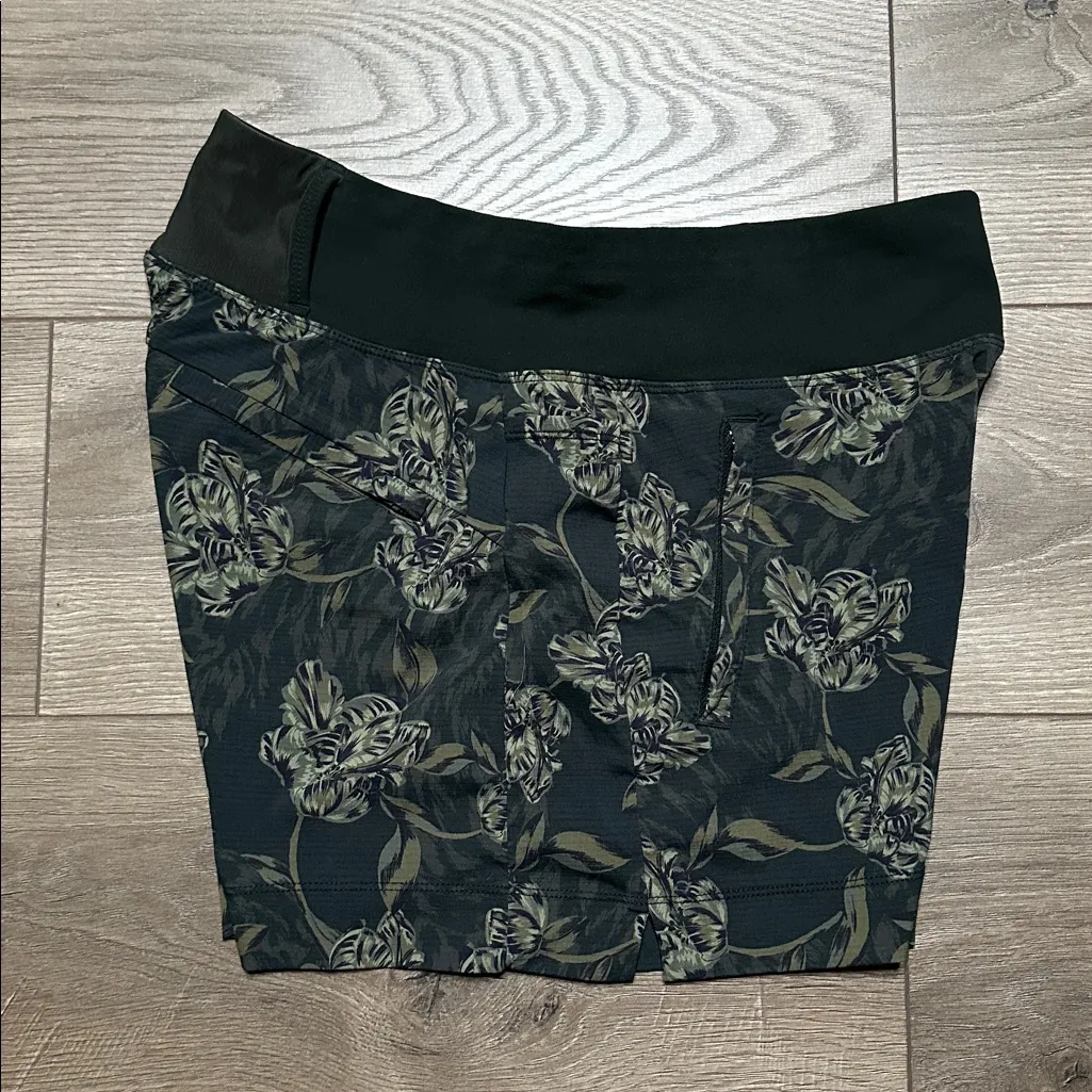 Athleta Trekkie North High Rise Stretch Hiking Shorts Terra Firma Olive Green 8 - Image 3