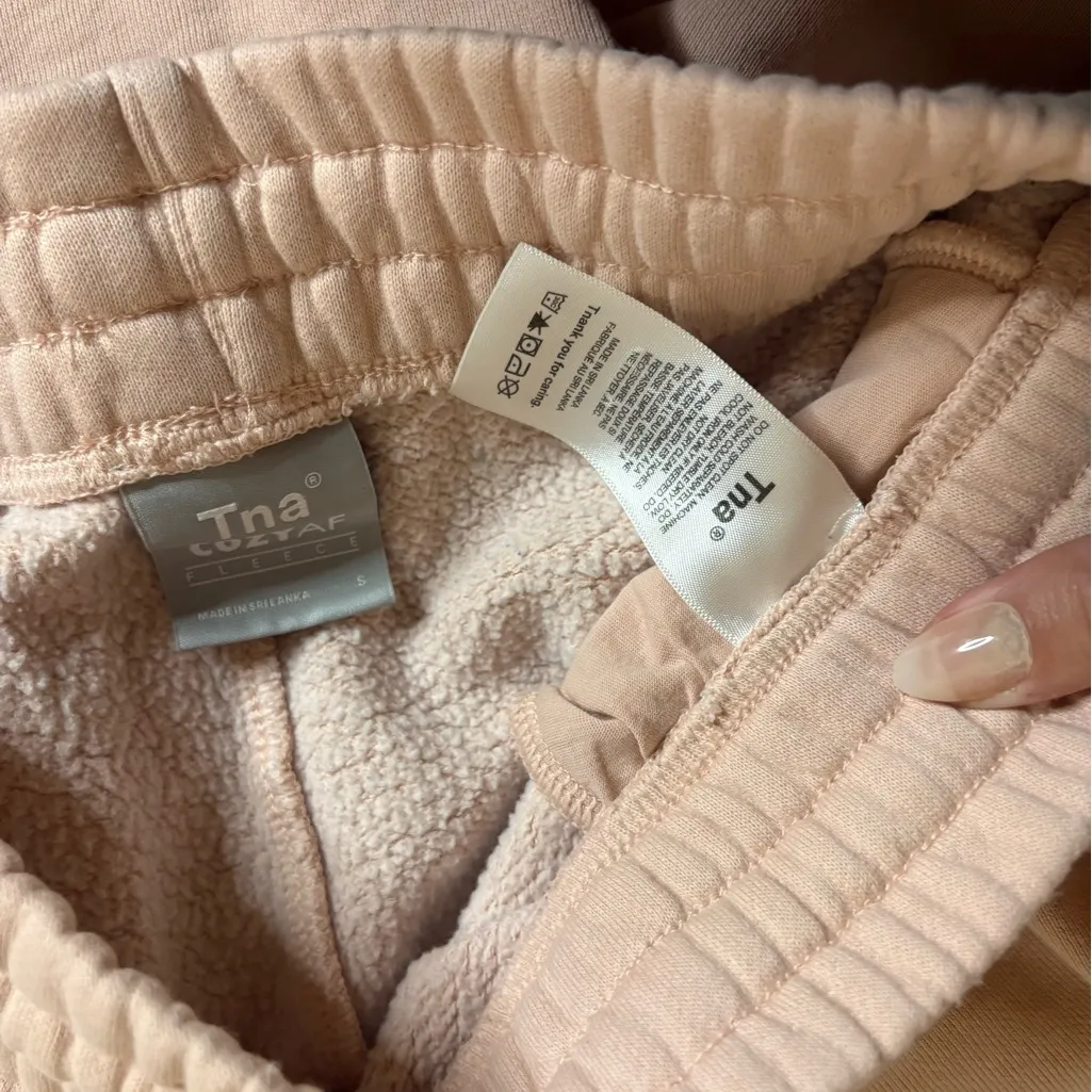 Aritiza TNA cozy AF shorts light pink small - Image 5