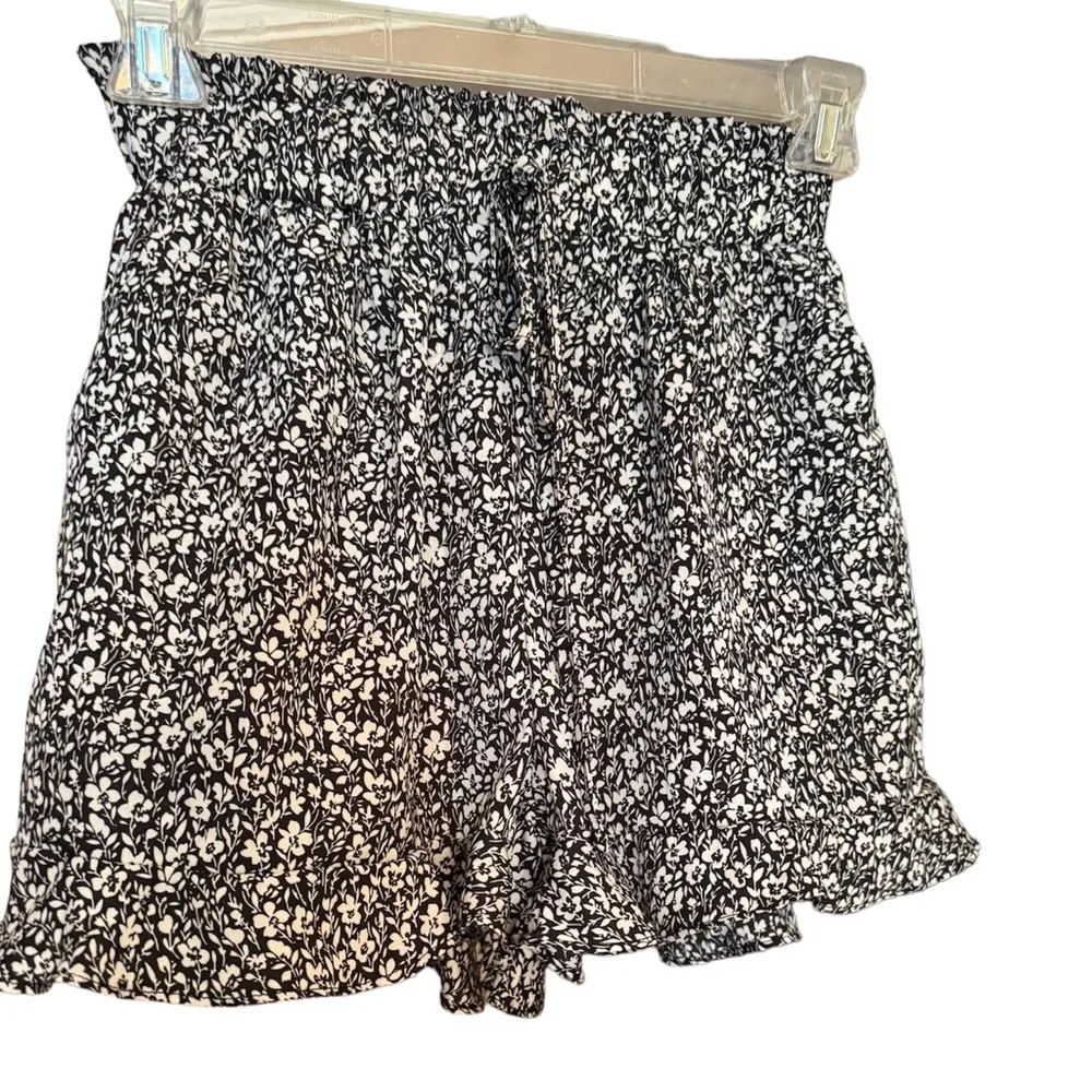 Women’s Paper Bag Ruffled Shorts Size M - Image 4
