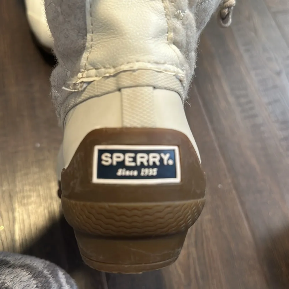 Woman’s cream sperry boots size 6.5 - Image 4