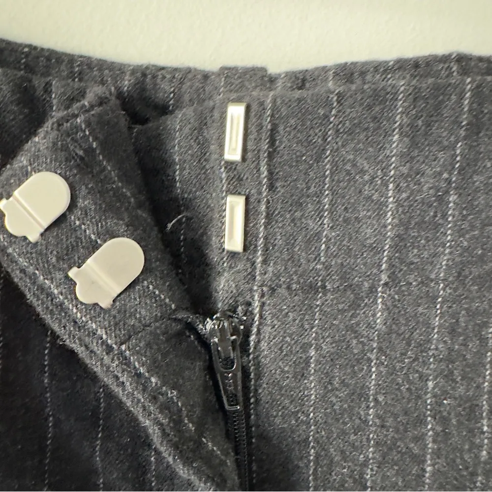 Theory Wool Pinstripe Pants Business Casual Pockets Belt loops zip hook and eye - Image 6