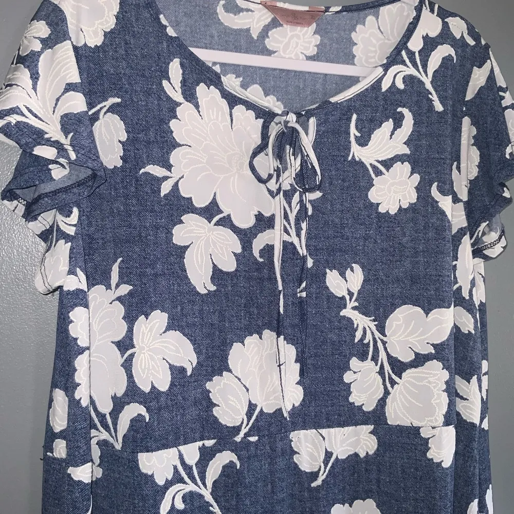 SJS Floral Blue and White Short Ruffle Sleeve Tie Front Shift Casual Dress XL - Image 3