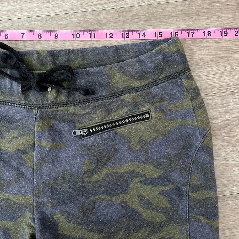 American Eagle Outfitters Vintage Camo Cropped Fleece Jogger Size Medium - Image 9