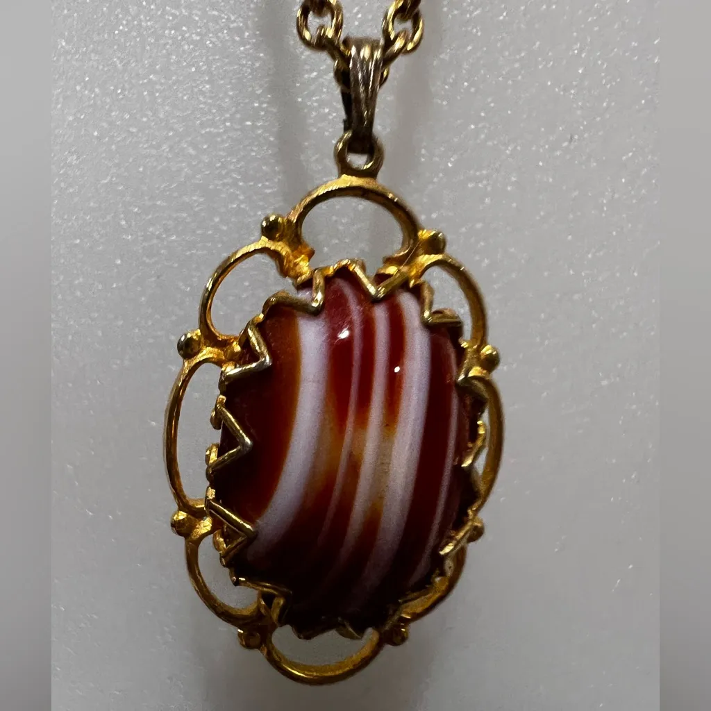 Vintage Banded Agate Cameo Pendant Gold - Image 4