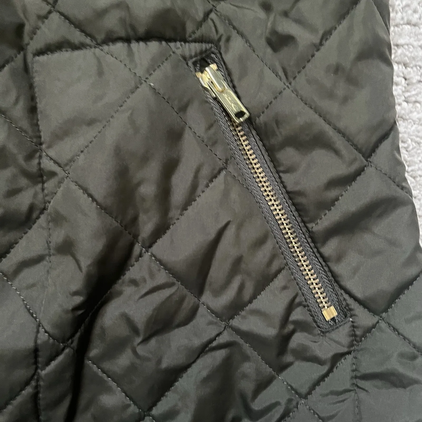 Old Navy Woman's Small Army Green Sleeveless Quilted Vest Gold Colored Zippers - Image 4