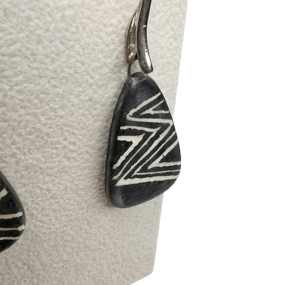 Polished Slate Stone White Zig Zag Rounded Triangle Earrings Gray - Image 4