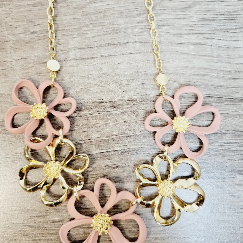 NWT Gold Tone Pink Flower Necklace - Image 9