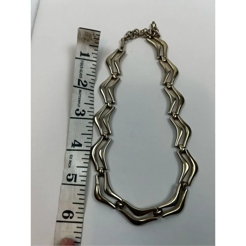 Monet scalloped edge collar necklace in gold tone metal - Image 5