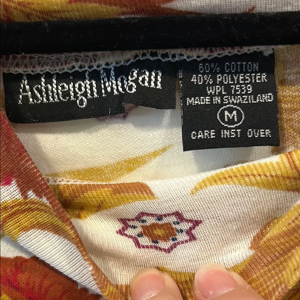 Fitted Red and Gold Blouse with Floral Design Size M - Image 2