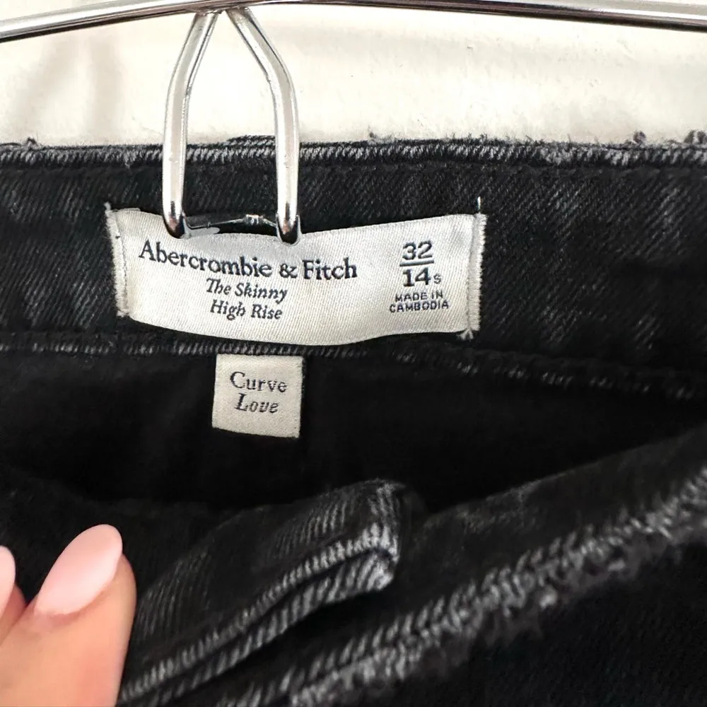 Abercrombie & Fitch The Skinny High Rise Distressed 14 Short - Image 4