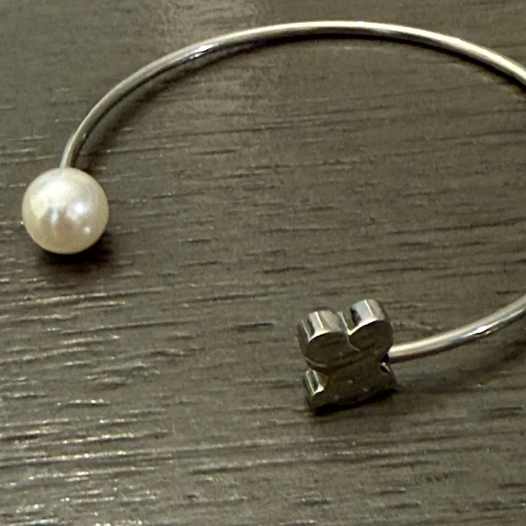 Fashion Silvertone teddy bear faux pearl bracelet NWOT Silver - Image 3