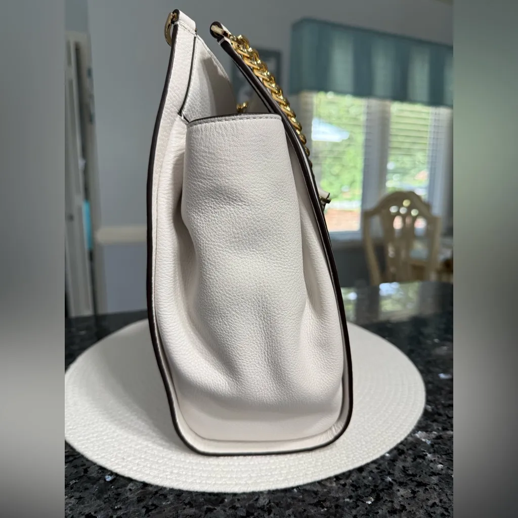 Michael Kors Newberry Medium Pebbled Leather Shoulder Bag White with Gold Chain - Image 4