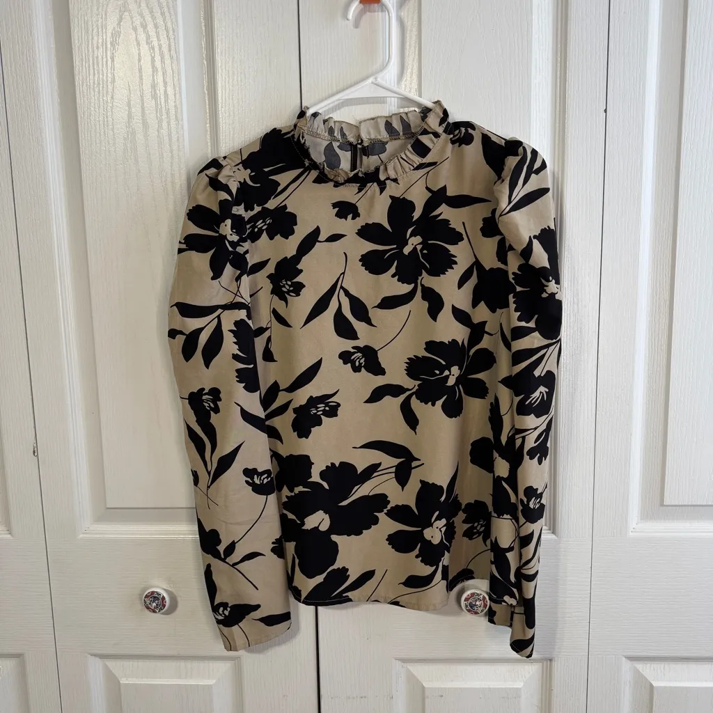 SHEIN lot of 2 cream black animal print, floral blouses size medium - Image 8