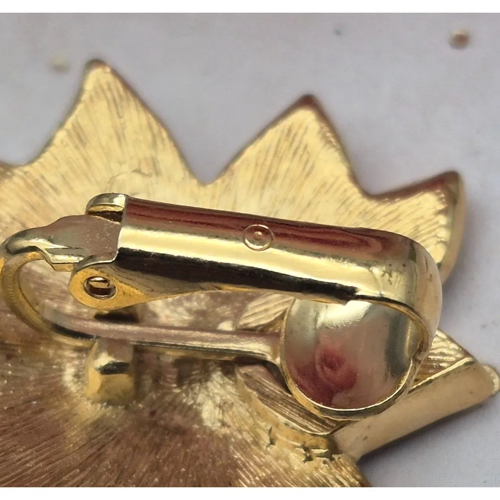 Avon Poinsette Flower Christmas Clip On Earrings Gold Tone & Red Glitter Enamel - Image 8