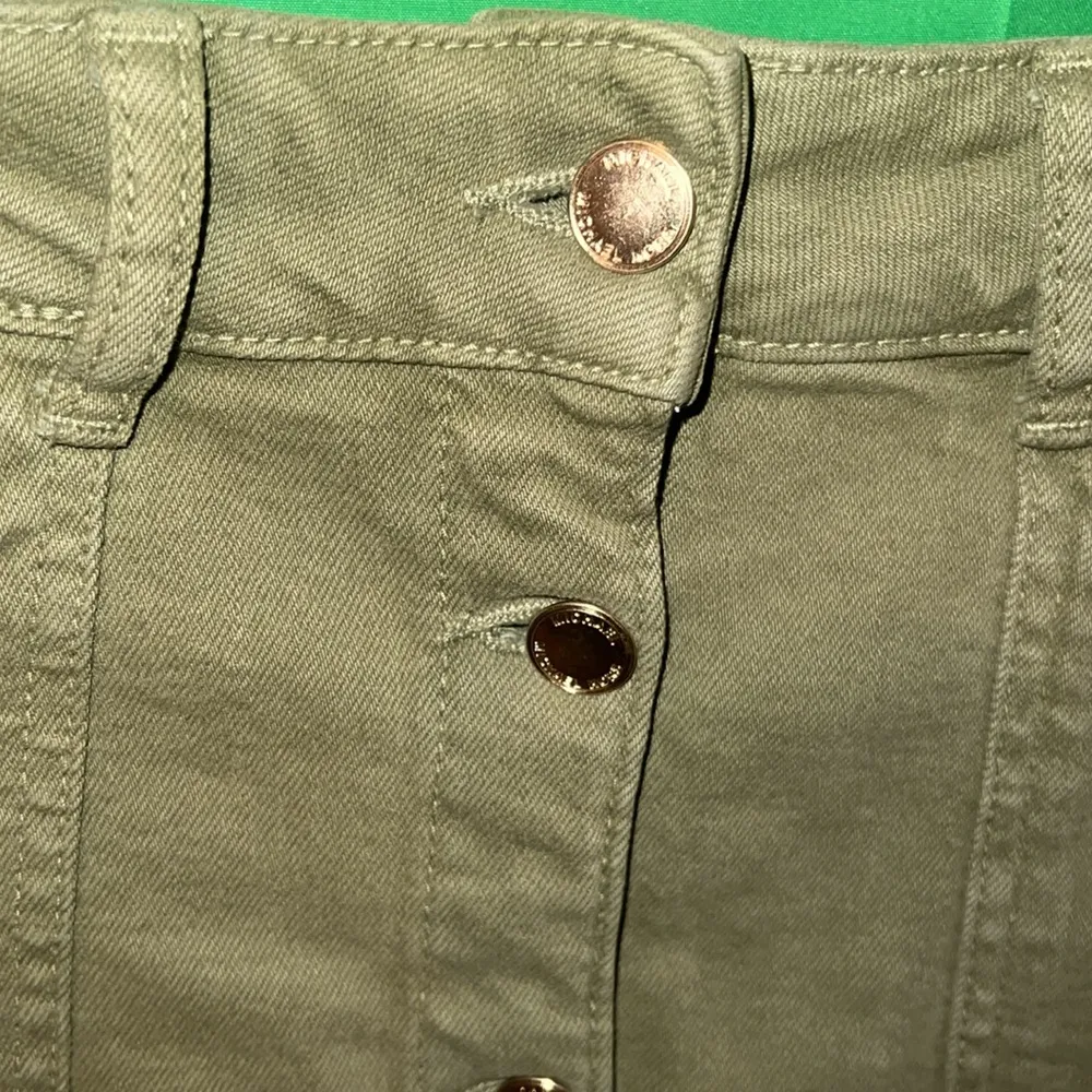 NWT Michael By Michael Kors Olive Button-Front Denim Skirt size 6 - Image 4
