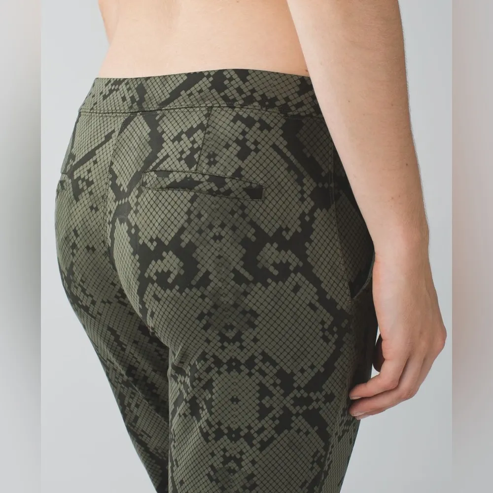 Lululemon Jet Crop Slim Luxtreme Pants Ziggy Snake Fatigue Green Gator Size 4 - Image 4