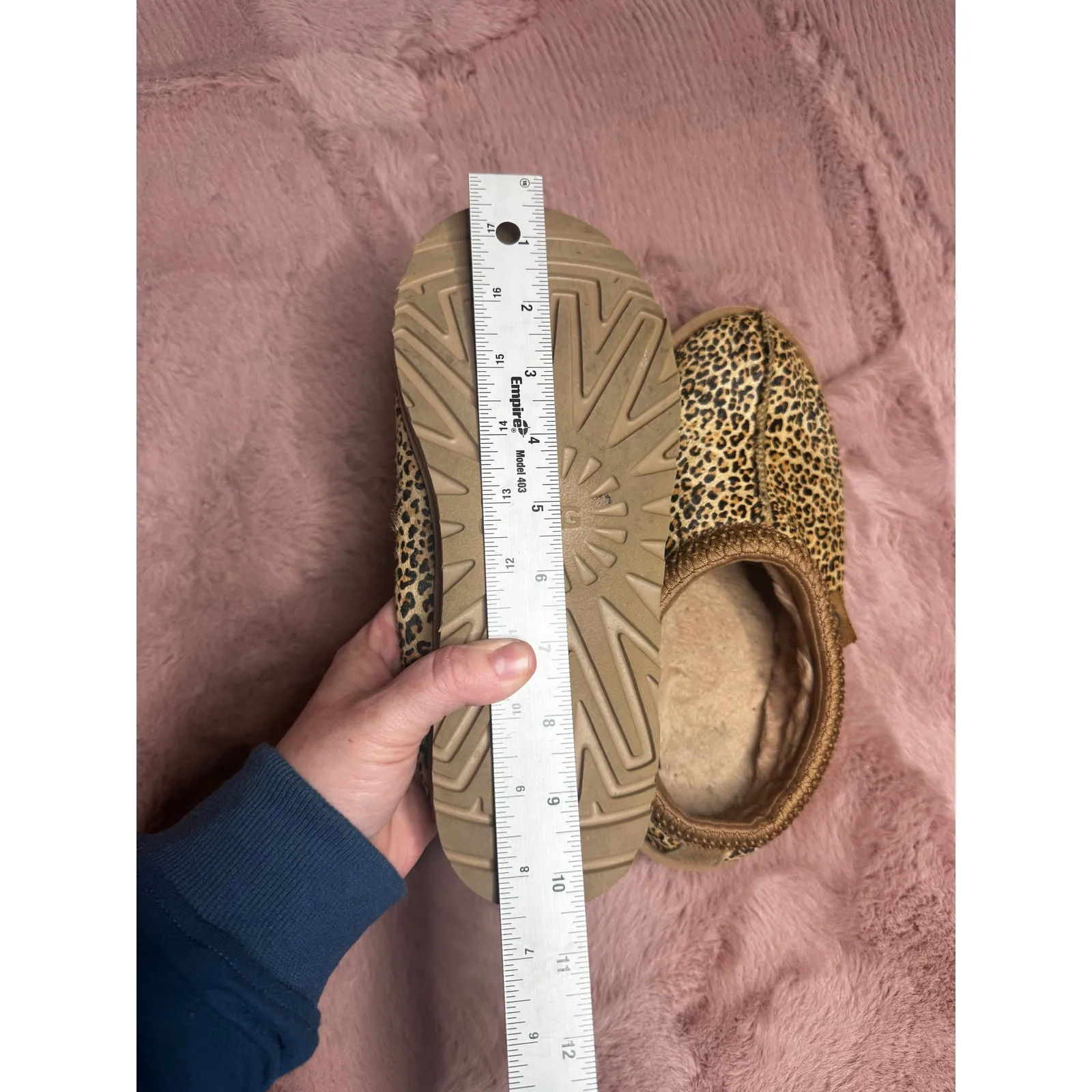 UGG Tazman Slippers Women’s 8 Leopard Speckled Lined Slip On - Image 4