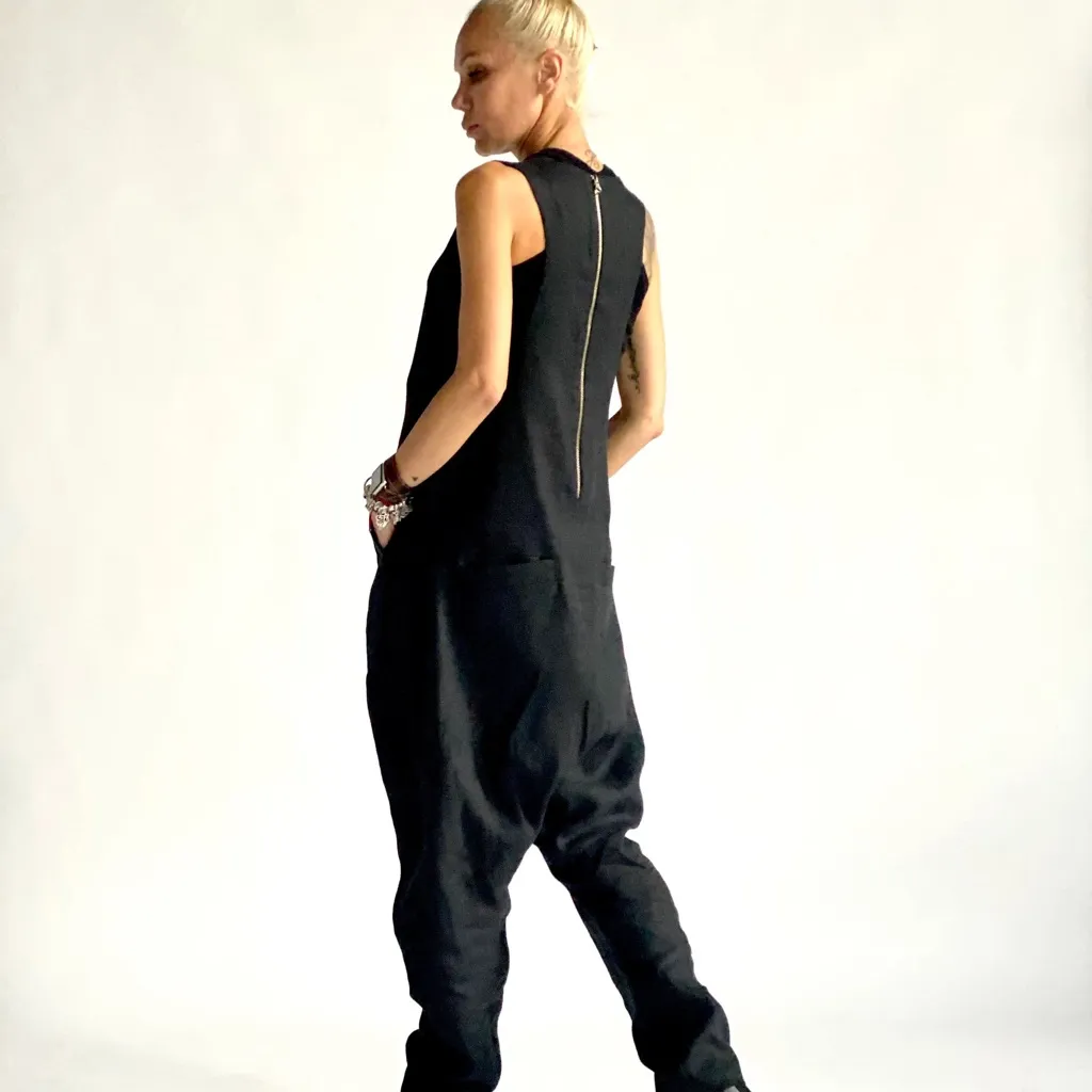 Sophisticated Black Sleeveless Jumpsuit - Image 2