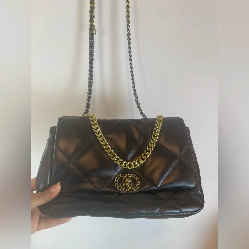 Retail $101 Women’s Quilted Genuine Leather Lock Closure Crossbody Chain Bag Black - Image 4