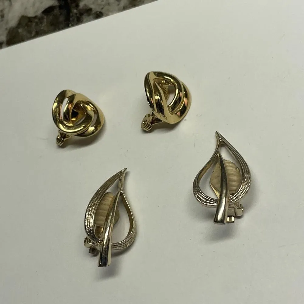 Lot Of 2 Vintage Costume Earrings Clip On Signed Sarah Cov / Monet - Gold Tone - Image 2