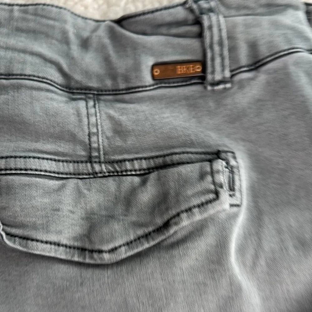 BKE Women's Gray Cargo Shorts - Image 4