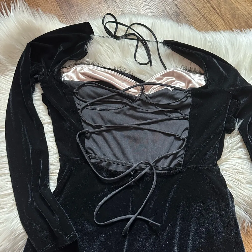 LUCY IN THE SKY Evelina Lace Bust Velvet Black Velvet Mini Dress - Image 6