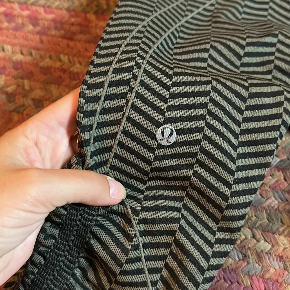 VTG LULULEMON SEAMLESS GREEN & BLACK STRIPE CROPPED ATHLETIC LEGGINGS - Image 3