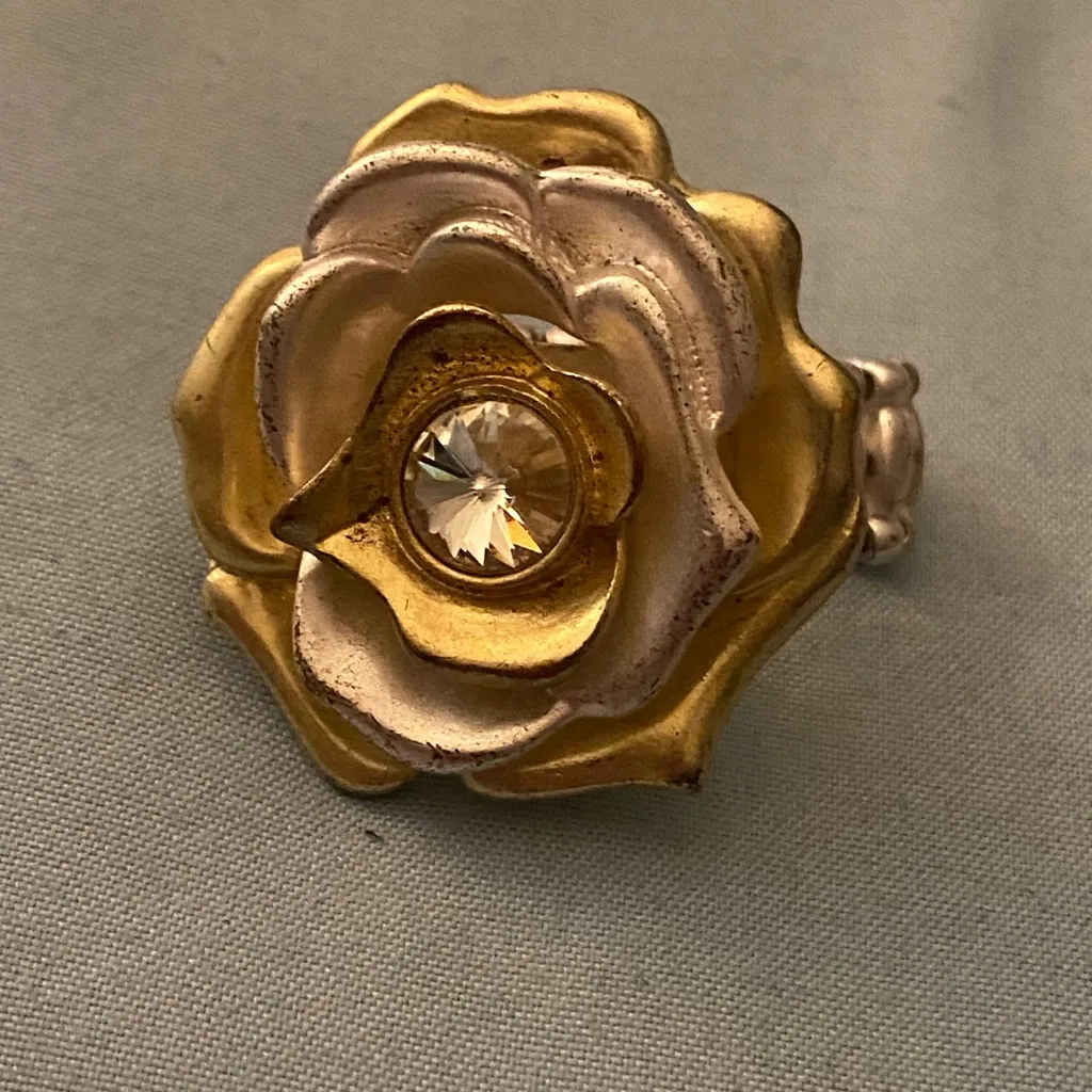 Vintage Womens Elastic Back Cocktail Ring Flower Silver & Gold Tone 1.25” Round - Image 2