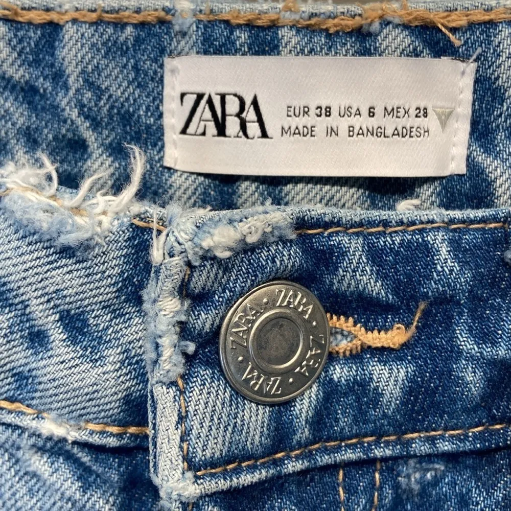 Zara Ripped Mom Jeans Size 6 Acid Wash Slightly Tapered Distressed High Rise - Image 8