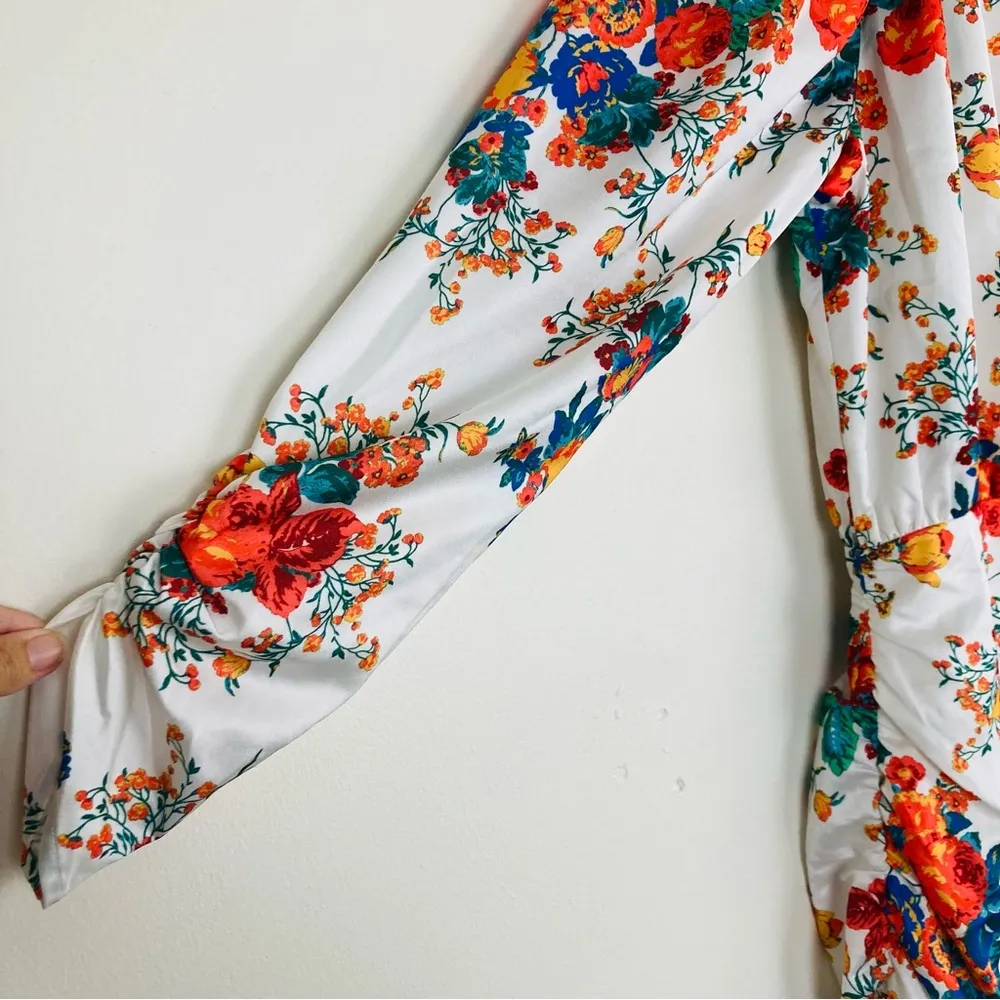 For love and lemons Brandy white bright floral print open back long sleeve dress - Image 4