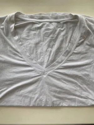 V-Neck Shirt | White | Size 4 - Image 2