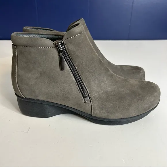 Dansko Lee Nubuck Zip Up‎ Ankle Boots - size 6 - Image 3