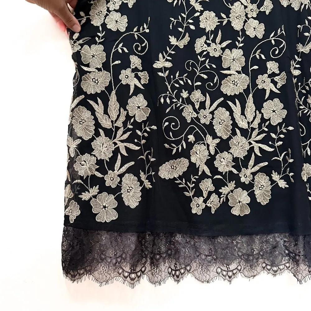 LOGO LAVISH by Lori Goldstein embroidered tank with eyelash lace trim - Image 2